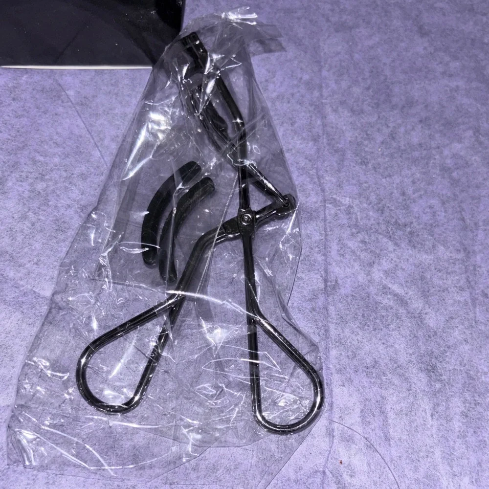 Mary Kay Eyelash Curler with Silicone Pads - Black